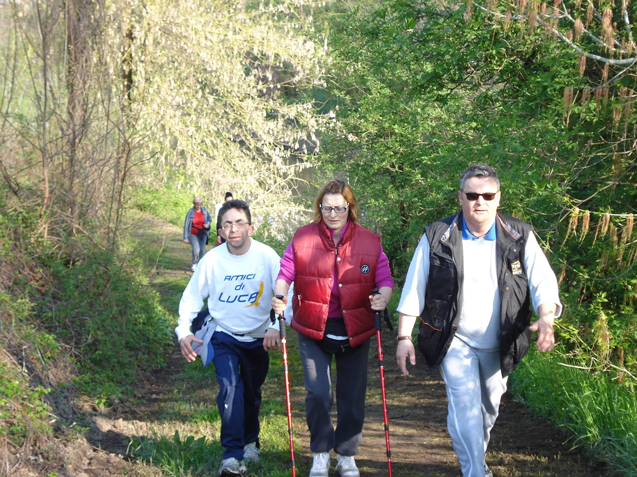 Camminatori sull'argine