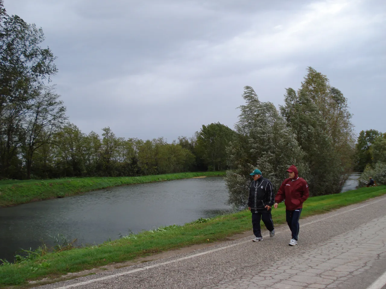 Camminatori lungo il canale